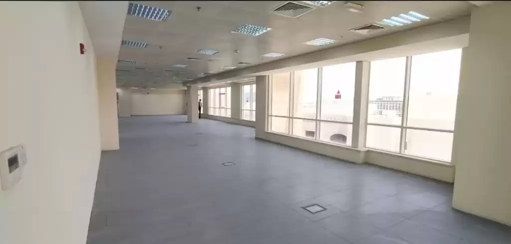Kommerziell Klaar eigendom U/F Büro  zu vermieten in Al Sadd , Doha #13811 - 1  image 